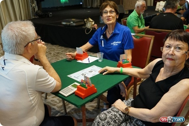 באמצע משחק הברידג (אורי אלפי)